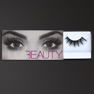 ✨BRAND NEW✨Huda Beauty - Faux Lashes “Scarlett #8”
